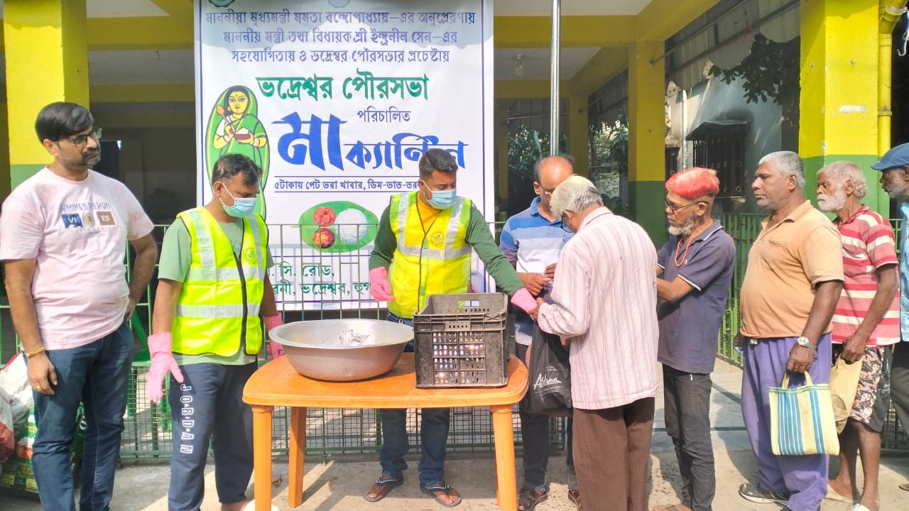 খাবার বিতরণ